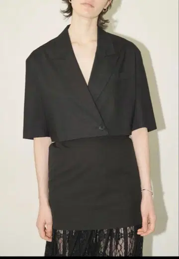 CLANE 클라네 CROPPED TAILRED JACKET 블랙