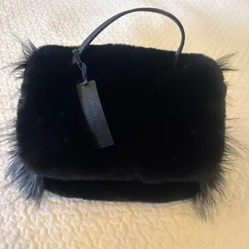 새상품 미사용 블랙 퍼 핸드백