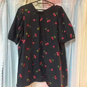 한정판! 로즈 티아라 체리 자수 반팔 상의 블랙