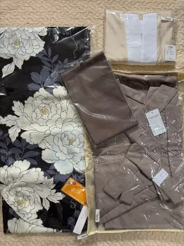 블랙 베이스에 화이트 꽃무늬 하카마 87cm