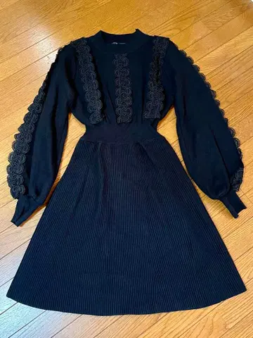 Narcissus 블랙 니트 원피스 레이스 장식 포함