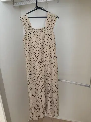 루즈 비프 도트 무늬 슬리브리스 올인원