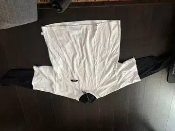 화이트/블랙 긴팔 트레이닝복