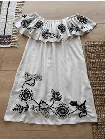 프릴 달린 오프숄더 원피스