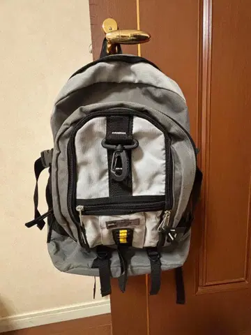 그레이 백팩 프론트 포켓 부착