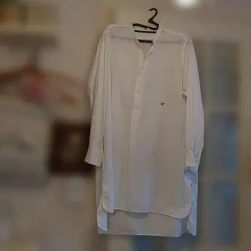 화이트 긴팔 셔츠 R 자수