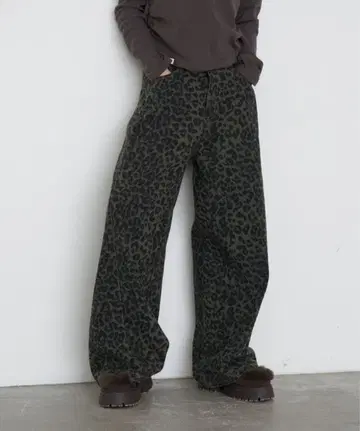 레이 캐신 레오파드 무늬 사이드 절개 데님 와이드 팬츠