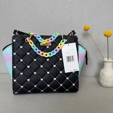 컬러풀 체인 달린 퀼팅 백