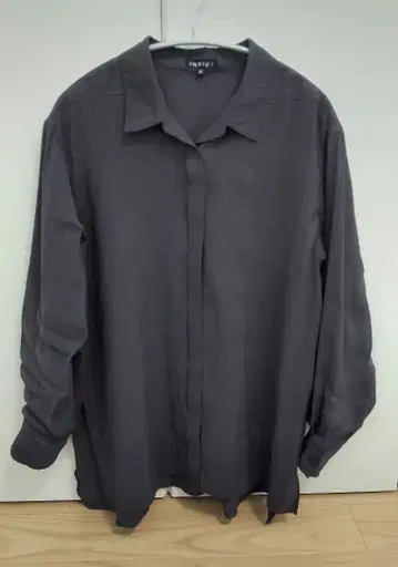 다크 그레이 긴팔 셔츠