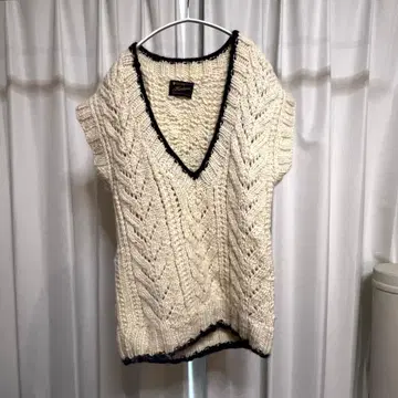 Kastane 아이보리 V넥 니트 베스트