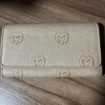 엠보싱 가공 베이지 장지갑