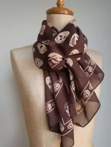 스컬 패턴 스톨 브라운 직사각형 택 없음 새상품급 대형