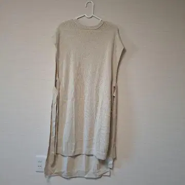 베이지 슬리브리스 니트