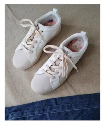 화이트 레이스업 스니커즈