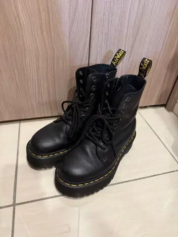 닥터마틴 JADON III 8홀 통굽 사이드 지퍼 부츠