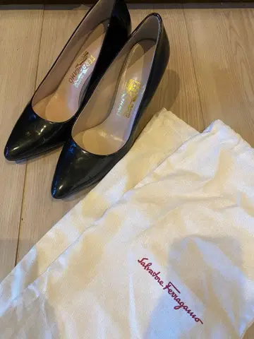 [새상품급] Ferragamo 블랙 하이힐 펌프스 6.5 D