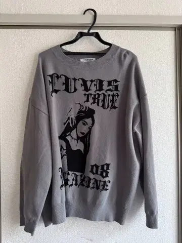 LUVISTRUE 그레이 그래픽 니트