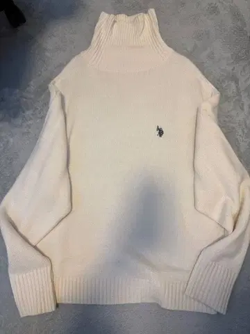 아이보리 터틀넥 니트