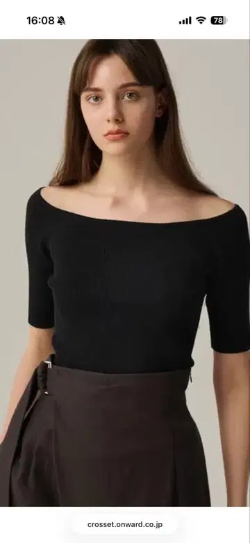 오프숄더 블랙 티셔츠