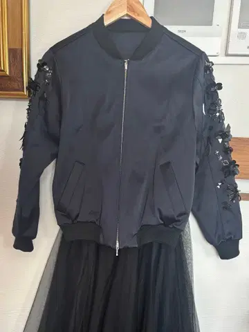 새상품급 Chesty 체스티 플라워 새틴 블루종 네이비