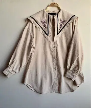 크림색 자수 긴팔 셔츠