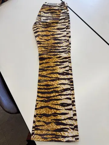 D&G 호피 패턴 부츠컷 얇은 소재 데님 34/48