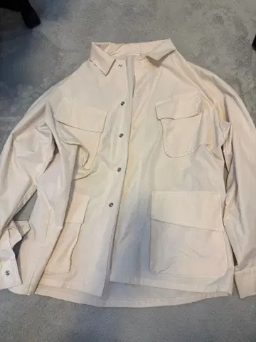 나일론제 크림색 자켓