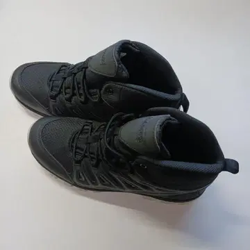 블랙 미드컷 트레킹 슈즈