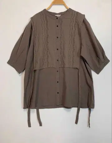 브라운 레이스 디테일 버튼 포함 셔츠