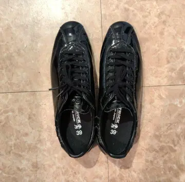 [ PATRICK ] 블랙 에나멜 스니커즈 사이즈 39