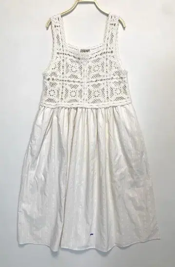 화이트 슬리브리스 무릎 기장 원피스