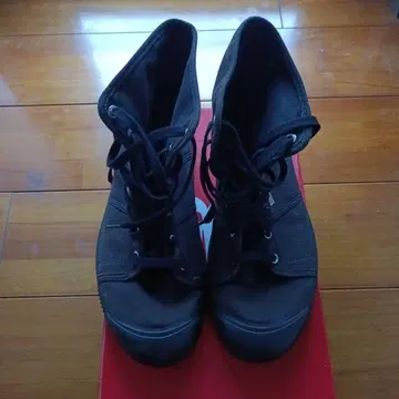 KEEN 블랙 하이컷 스니커즈