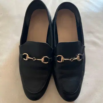 Fin 블랙 가죽 로퍼 금장 장식 포함