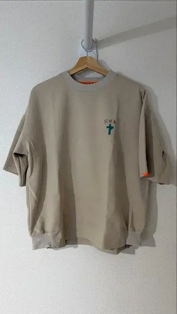 스튜디오 세븐 베이지 티셔츠