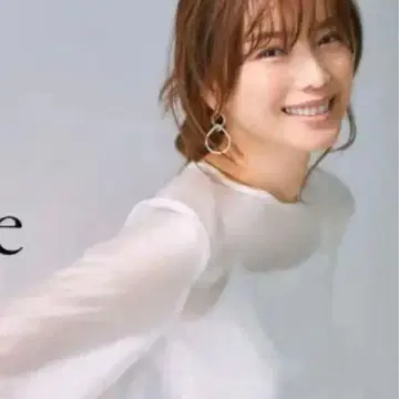 플라스테 2021 시어 볼륨 슬리브 블라우스 화이트 에비하라 유리