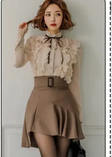 베이지 프릴 블라우스와 플레어 스커트