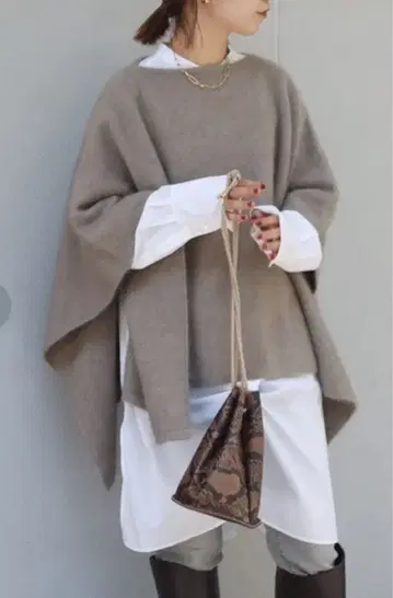 JOURNALSTANDARD 퍼 얀 스퀘어 판초 베이지