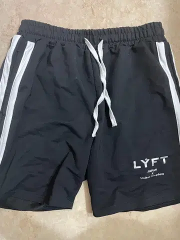 LYFT 블랙 숏팬츠 사이드 스트라이프