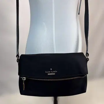 새상품급 케이트 스페이드 숄더백 나일론 플랩 사선 로고 블랙