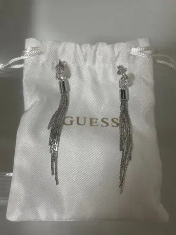 GUESS 실버 프린지 귀걸이