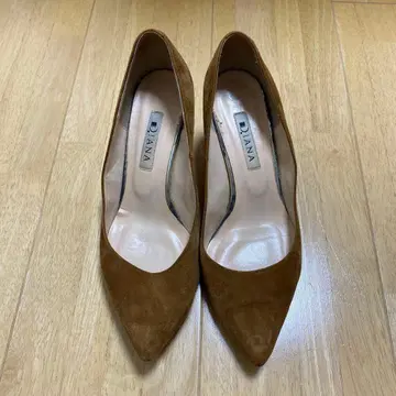 DIANA 브라운 스웨이드 펌프스