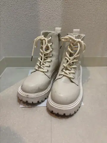 아이보리 레이스업 부츠 사이드 지퍼 부착