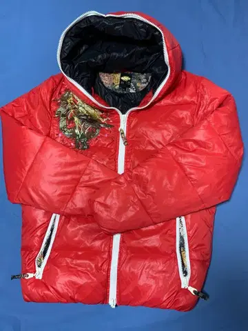 미야비유이 빨간색 페이크 다운 자켓 용과 물고기 자수