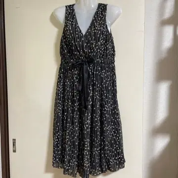 블랙과 화이트 도트 무늬 슬리브리스 원피스