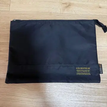 ALPHA INDUSTRIES 블랙 클러치백
