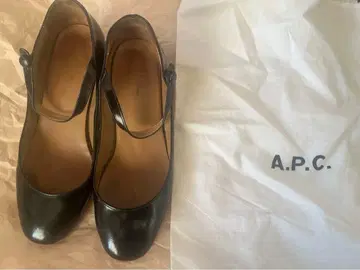 A.P.C. 블랙 멜리 제인 라운드토 펌프스 수납 가방 포함