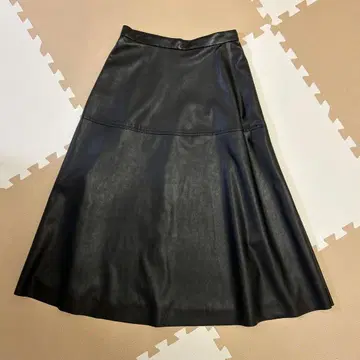 블랙 플레어 스커트 합성 피혁