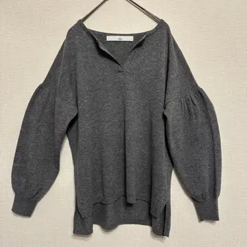 TIARA 캐시미어 울 그레이 V넥 벌룬 슬리브 니트