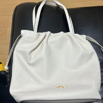 화이트 가죽 드로우 스트링 토트백