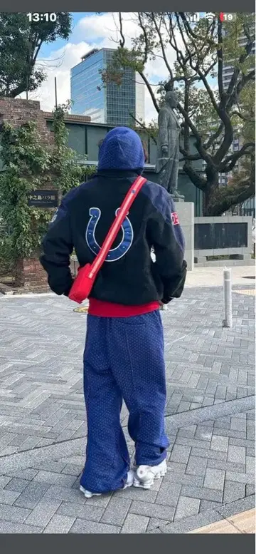 말굽 로고 파랑 맨투맨